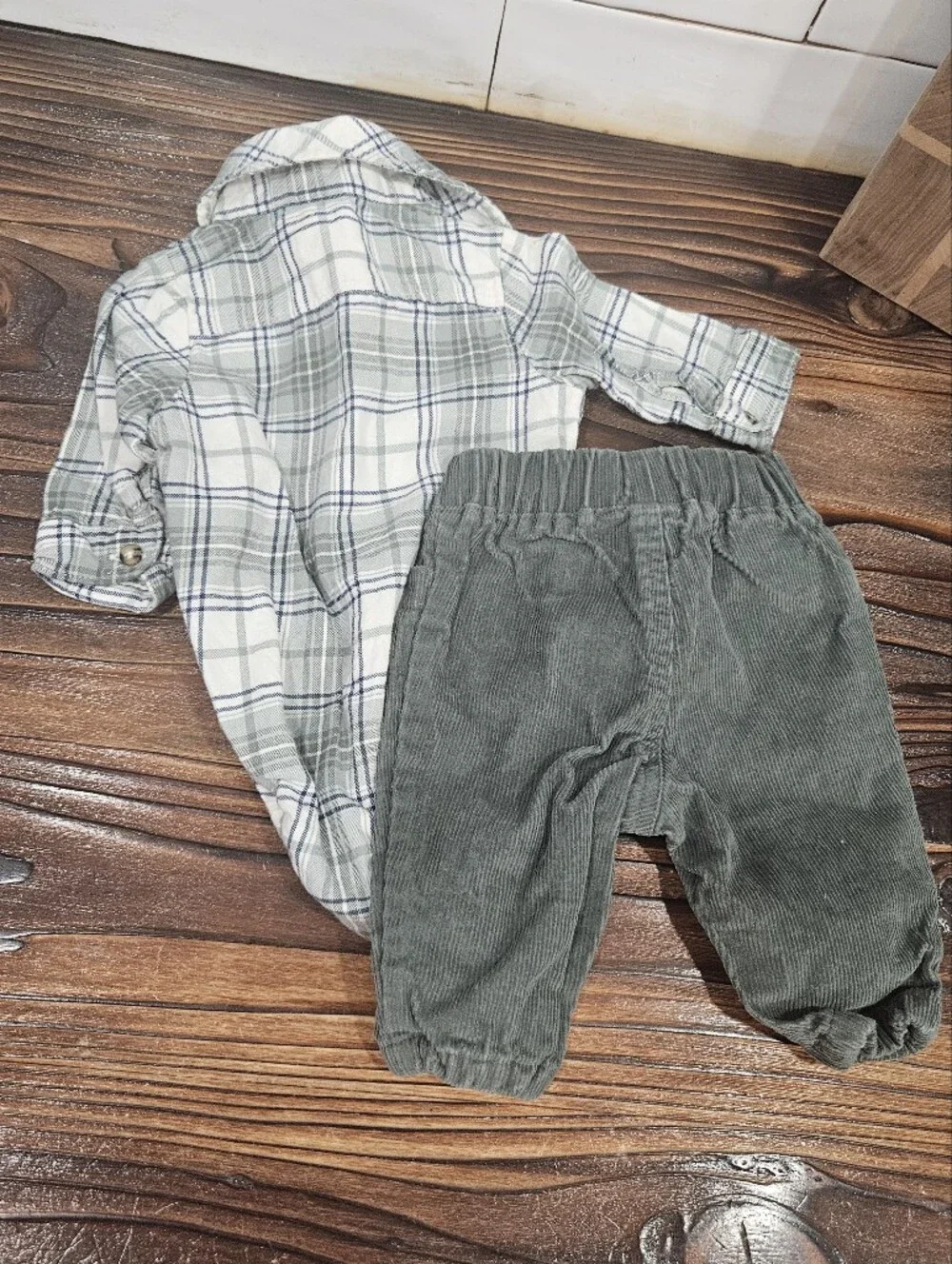 Infant 3 Months Carters Plaid Long Sleeve Flannel Onesie With Cord Green Pants